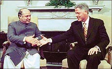 US President Bill Clinton shakes hands with Pakistani Prime Minister Nawaz Sharif.