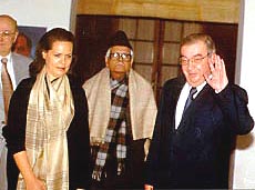 Congress President Sonia Gandhi with Russian Premier Yevgeny Primakov