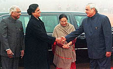 ri Lankan President Chandrika Kumaratunga is greeted by Prime Minister Atal Behari Vajpayee and Mrs Usha Narayanan.