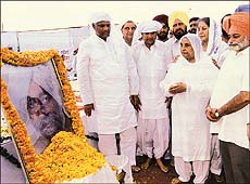 Led by Mrs Jaswant Kaur, Congress leaders Sharad Pawar, Rajesh Pilot, Ambika Soni and others pay homage to former Punjab Chief Minister Beant Singh on his third death anniversary in Chandigarh on Monday. 