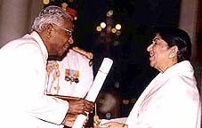 The President, Mr K R Narayanan, conferring the Padma Vibhushan on noted singer Lata Mangeshkar at Rashtrapati Bhavan on Tuesday.