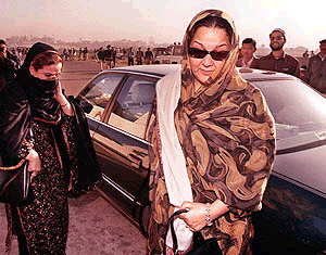 Kulsoom Nawaz (right), 49-year-old wife of ousted Pakistani Prime Minister Nawaz Sharif, arrives at the anti-terrorism court in Karachi 