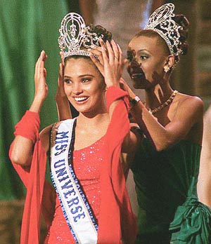 Miss India Lara Dutta is crowned Miss Universe 2000.