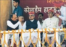 Himachal Chief Minister Prem Kumar Dhumal with Prime Minister Atal Behari Vajpayee