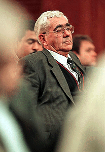 Ewie Cronje, father of sacked South African cricket captain Hansie Cronje, watches during the cross-examination of his son at the King Commission of Inquiry into allegations of cricket match-fixing in Cape Town 23 June 2000. Hansie Cronje told the third day of cross-examination here that other players could be involved in match-fixing.