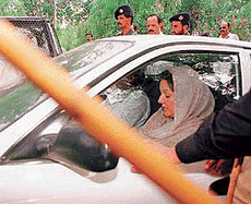 The Pakistani police blocks the car of Kulsoom Nawaz, wife of ousted Prime Minister Nawaz Sharif