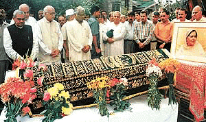 Prime Minister Atal Behari Vajpayee, Home Minister Lal Krishna Advani, Defence Minister George Fernandes (left to right) and Jammu and Kashmir Chief Minister Farooq Abdullah (behind Vajpayee) stand solemnly beside the coffin of Begum Akbar Jehan, wife of the late Sheikh Abdullah, during her funeral in Srinagar on Tuesday.