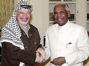 Palestinian leader Yasser Arafat and Indian President K.R. Narayanan shake hands at Rashtrapati Bhavan in New Delhi on Saturday.