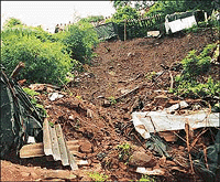 A portion of hillock caved in at Parwanoo razing many jhuggis and burying five labourers under its debris on Thursday morning.