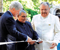 US President Bill Clinton and India's Ambassador Naresh Chandra help Prime Minister Atal Behari Vajpayee cut a ribbon to inaugurate a statue of Mahatma Gandhi in Washington on Saturday.
