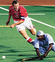 Poland's captain Robert Grzeszczak (left) and India's Mukesh Kumar fight for the ball during their preliminary match at the Olympic Hockey centre in Sydney on Tuesday.