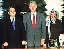 US President Bill Clinton stands with Israeli Prime Minister Ehud Barak and Palestinian President Yasser Arafat at the end of their emergency summit in Sharm el-Sheikh on Tuesday.