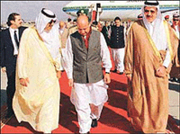 Pakistans deposed Prime Minister Nawaz Sharif (left) speaks to an unidentified Saudi Arabian