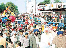 A view of the historic Shaheedi Jor Mela at Fatehgarh Sahib on Monday.-- Tribune photo by Manoj Mahajan