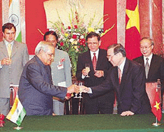 Prime Minister Atal Behari Vajpayee shares a toast with Vietnamese Prime Minister Phan Van Khai at the welcoming ceremony in Hanoi on Monday.