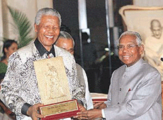 Former South African President Nelson Mandela receives the Gandhi Peace Prize from President K.R. Narayanan in New Delhi on Friday.