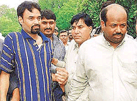 Abdul Rauf Hawas ( right ) , a Sudanese national, and his Indian accomplice Shamim Sarvar (left) are escorted by policemen to a court in New Delhi on Saturday. 