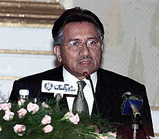 Pakistani President Pervez Musharraf at a breakfast meeting with Indian Editors at Amar Vilas Hotel in Agra on Monday.