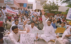 Members of the Unemployed ETT Union, gheraoed the residence of Punjab Science and technology Minister Mr Chiranji Lal Garg.