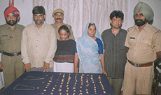 A gang of cheats involved in looting of gold ornaments and the police party which nabbed them at Bathinda on Sunday.