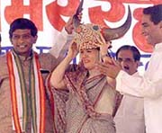 Congress President Sonia Gandhi with Chhattisgarh Chief Minister Ajit Jogi and Congress leader Kamal Nath at Dalit Chunauti Rally .