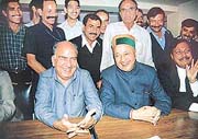 Mr Shanta Kumar and Mr Virbhadra Singh after reaching a compromise.