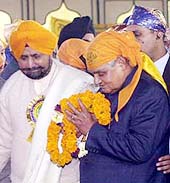 Prime Minister Atal Behari Vajpayee at Gurdwara Rakabganj 
