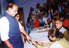 UP Chief Minister Rajnath Singh casts his vote.