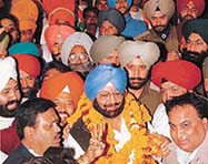 Capt Amarinder Singh celebrates the victory of the Congress