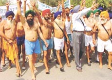 Activists of Bharatiya Kisan Union (Punjab) holding a demonstration outside the Supreme Court demanding that the court must hear their views in the Sutlej-Yamuna Link canal issue.