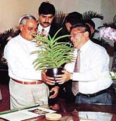 Prime Minister Atal Behari Vajpayee with an officer of the Singapore Botanical Gardens