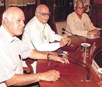 Union Home Minister L. K. Advani flanked by J&K Chief Minister Farooq Abdullah and Defence Minister Geroge Fernandes