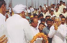 Former Chief Minister of Haryana Bhajan Lal paying homage to Rao Abhey Singh.