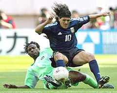 Argentinas Ariel Ortega (10) and Nigerias Celestine Babayaro compete for possession of the ball during their Group F match at the World Cup finals in Ibaraki on Sunday. 