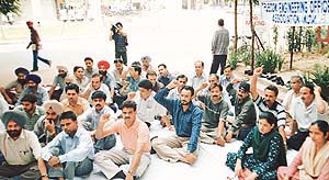 Members of the Telecom Engineering Officers Association stage a dharna to demand registration of an FIR in a suicide committed by a JTO