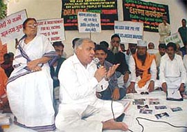 Nirmala Deshpande and Arif Mohammad Khan with victims of Gujarat carnage sitting on a dharna