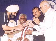 Home Minister L.K. Advani handing over an allotment letter to an owner of a DDA flat at Dwaraka