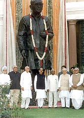 President K. R. Narayanan, along with the Vice-President, Prime Minister, Lok Sabha Speaker, Deputy Prime Minister, Finance Minister and leaders of political parties, after unveiling the life-size statue of Jayaprakash Narain in the Parliament House premises.