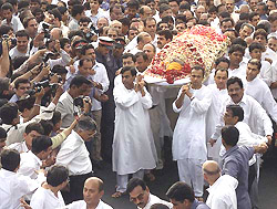 Mukesh Ambani and Anil Ambani, sons of Indias industrialist Dhirubhai Ambani, carry their fathers body