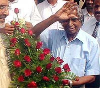 President-elect Abdul Kalam salutes an admirer 