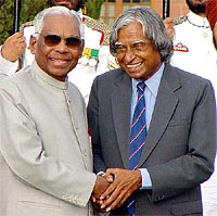 The outgoing President, Mr K. R. Narayanan, greets the incoming President, Dr A.P.J. Abdul Kalam