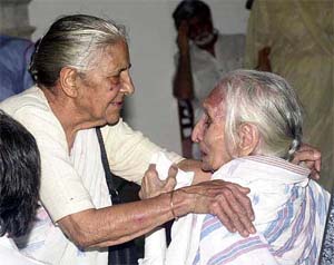 Family members console 97-year-old mother of Krishan Kant