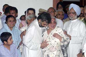 Family members console Mrs Suman Krishan Kant
