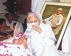 An inconsolable mother of Krishan Kant with the body of the departed leader