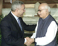 Deputy Prime Minister Lal Krishan Advani shakes hands with US Secretary of State Colin Powell