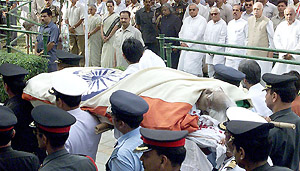 Leaders pay their respects as the body of Vice-President Krishan Kant is carried by security officials during his funeral in New Delhi 