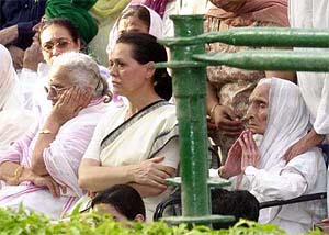 Vice-President Krishan Kant's Mother Mrs Satyavati Devi, wife Duman Krishan Kant and Congress President Sonia Gandhi