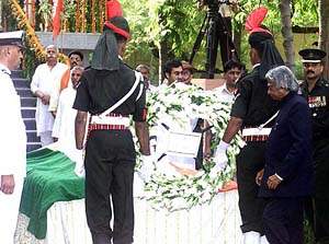 President A. P. J. Abdul Kalam pays his last respect