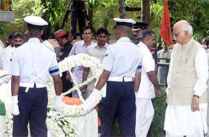 Deputy Prime Minister L. K. Advani pays his last respect to the mortal remains of Vice-President