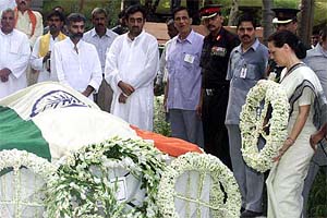 Congress President Sonia Gandhi pays her last respect